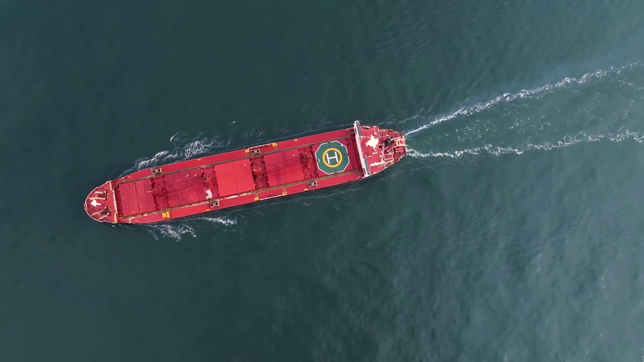 海上行驶的货轮视频素材