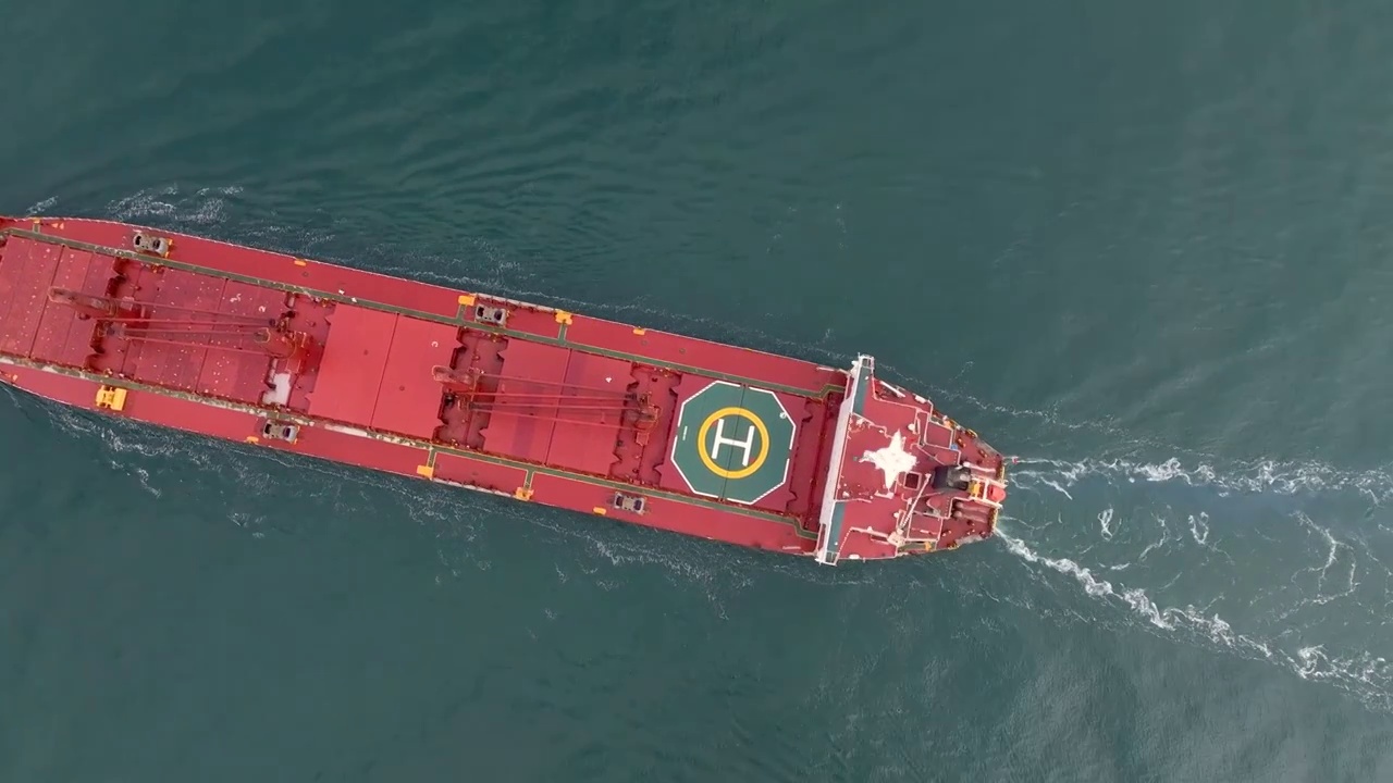 海中行驶的货轮视频素材