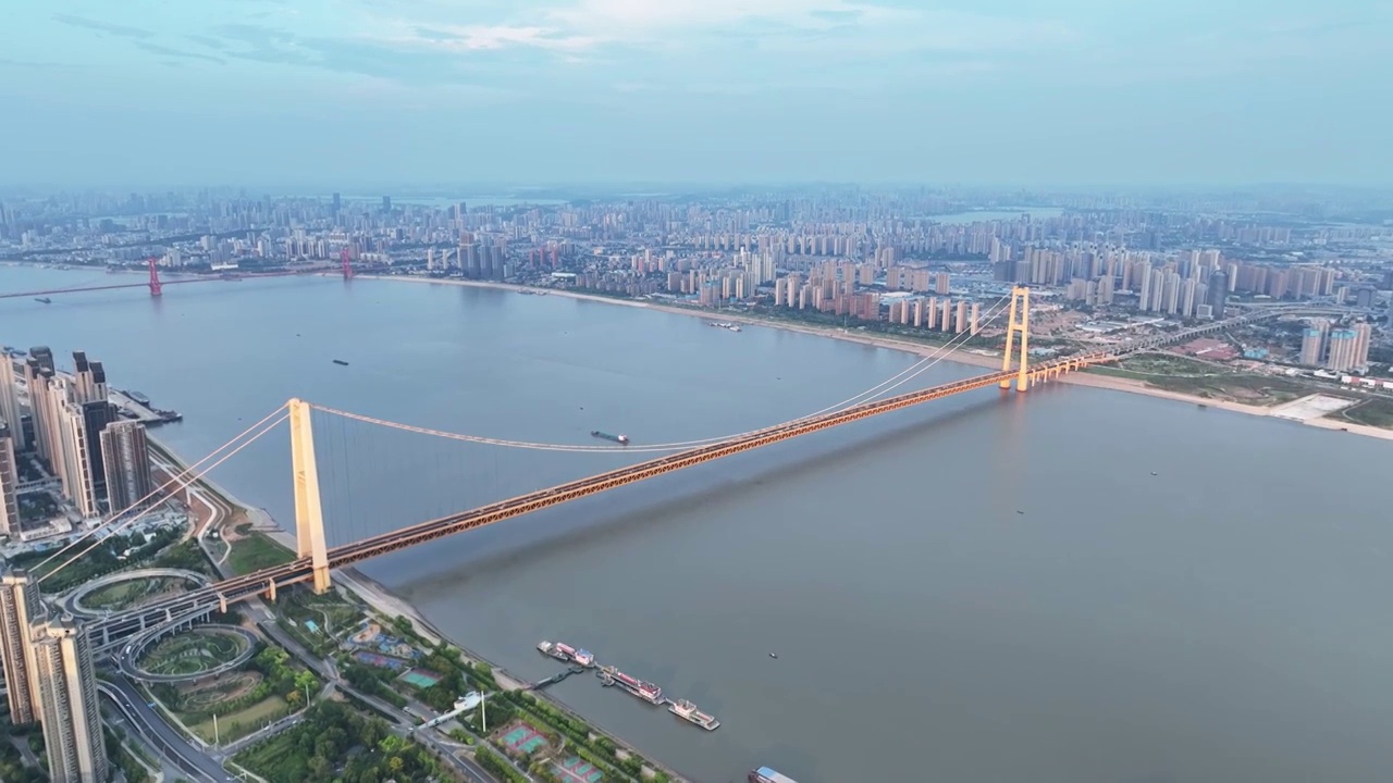 航拍武汉长江江景与杨泗港长江大桥视频素材
