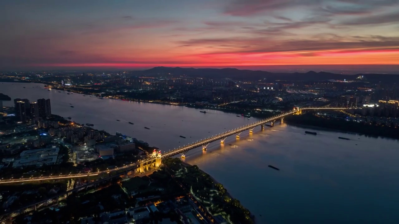 航拍壮丽晚霞中的南京长江大桥视频下载