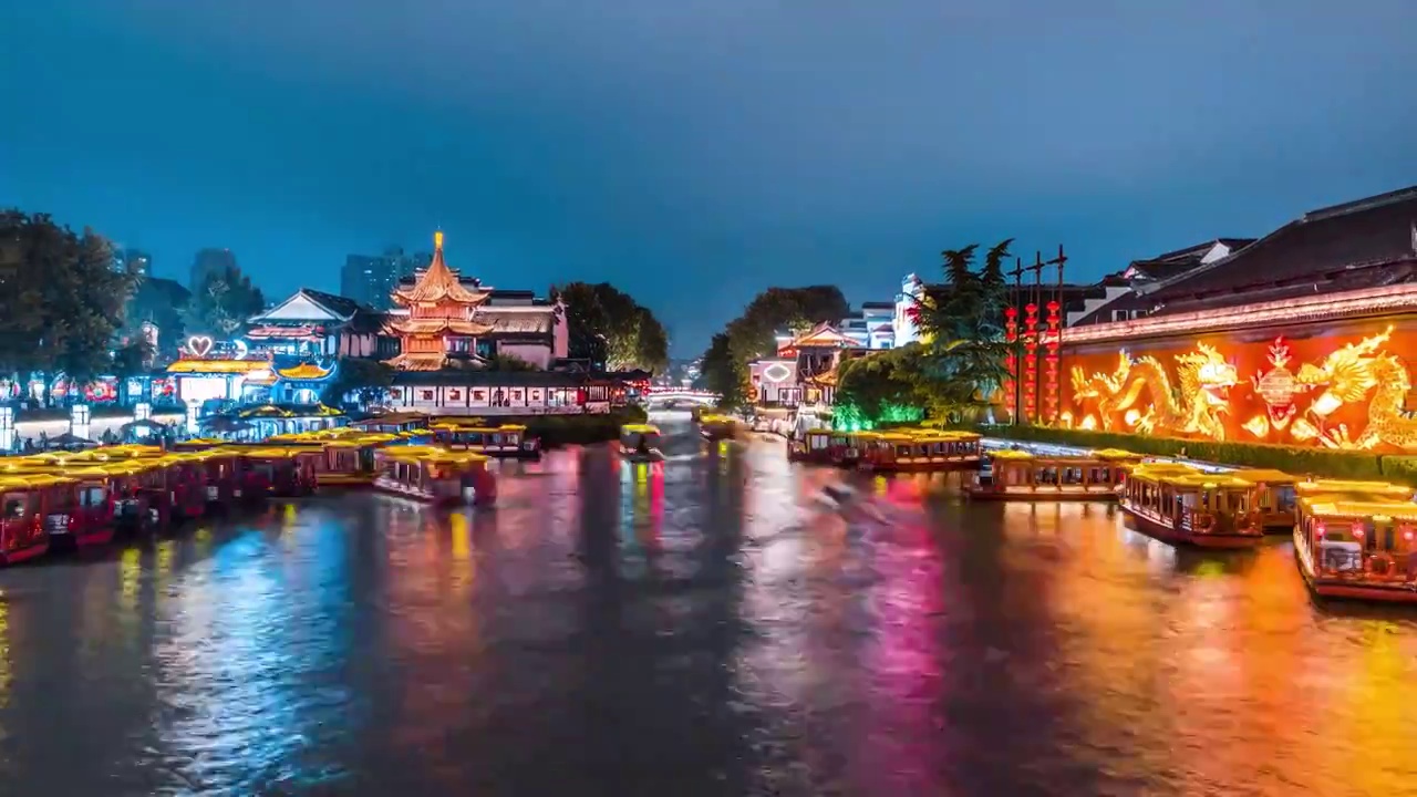 中国江苏南京秦淮河上穿梭的游船夜景延时摄影视频素材