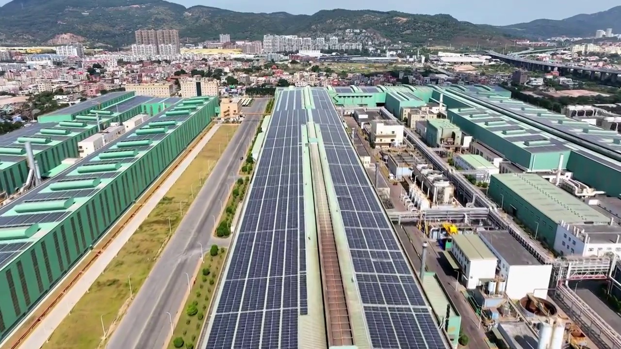 航拍福建漳州工厂厂房屋顶太阳能发电视频素材