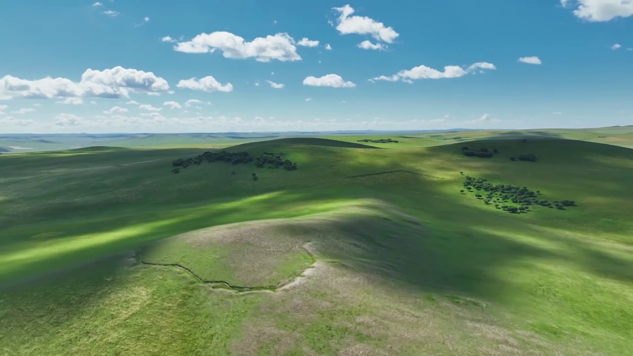 航拍蓝天白云的内蒙古草原风光视频素材