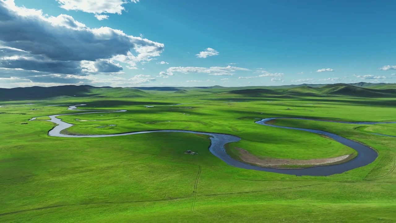 航拍草原蜿蜒的河流（呼伦贝尔）视频下载