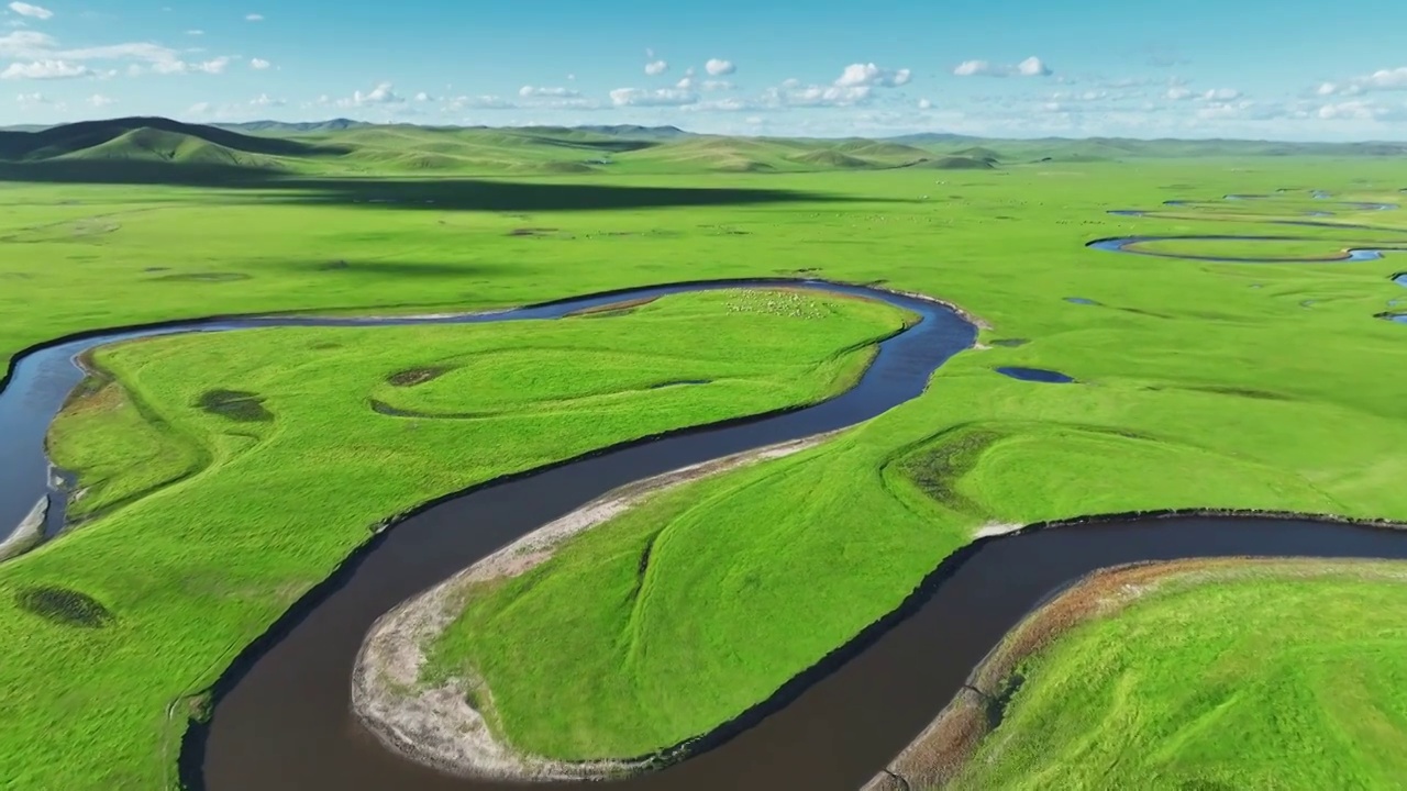 草原上的蜿蜒河流（呼伦贝尔）视频下载