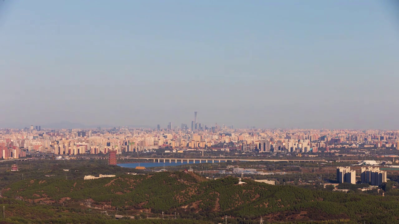 俯瞰北京城日落前的光影变化视频下载