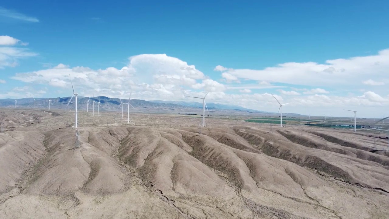 航拍青海戈壁上的风力发电大风车（合集）视频下载