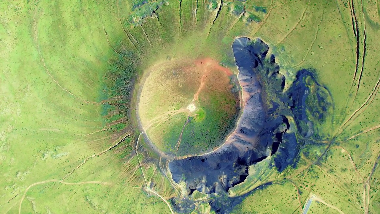 中国内蒙古乌兰察布乌兰哈达火山三号火山火山口俯拍航拍视频下载