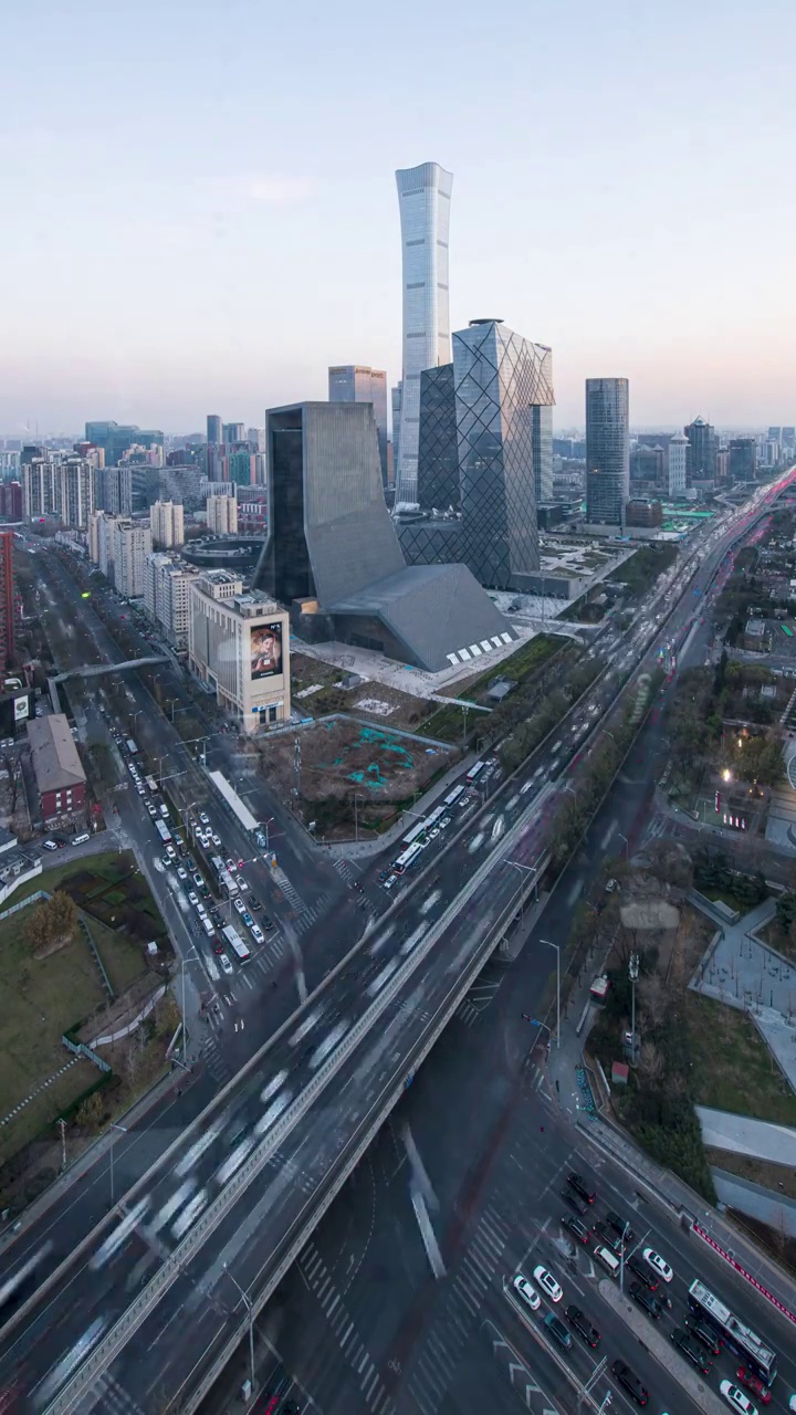 北京东三环国贸繁华地带车水马龙竖拍延时视频素材