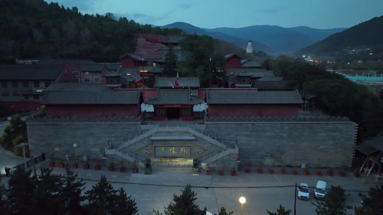 山西忻州五台山殊像寺黄昏航拍视频下载