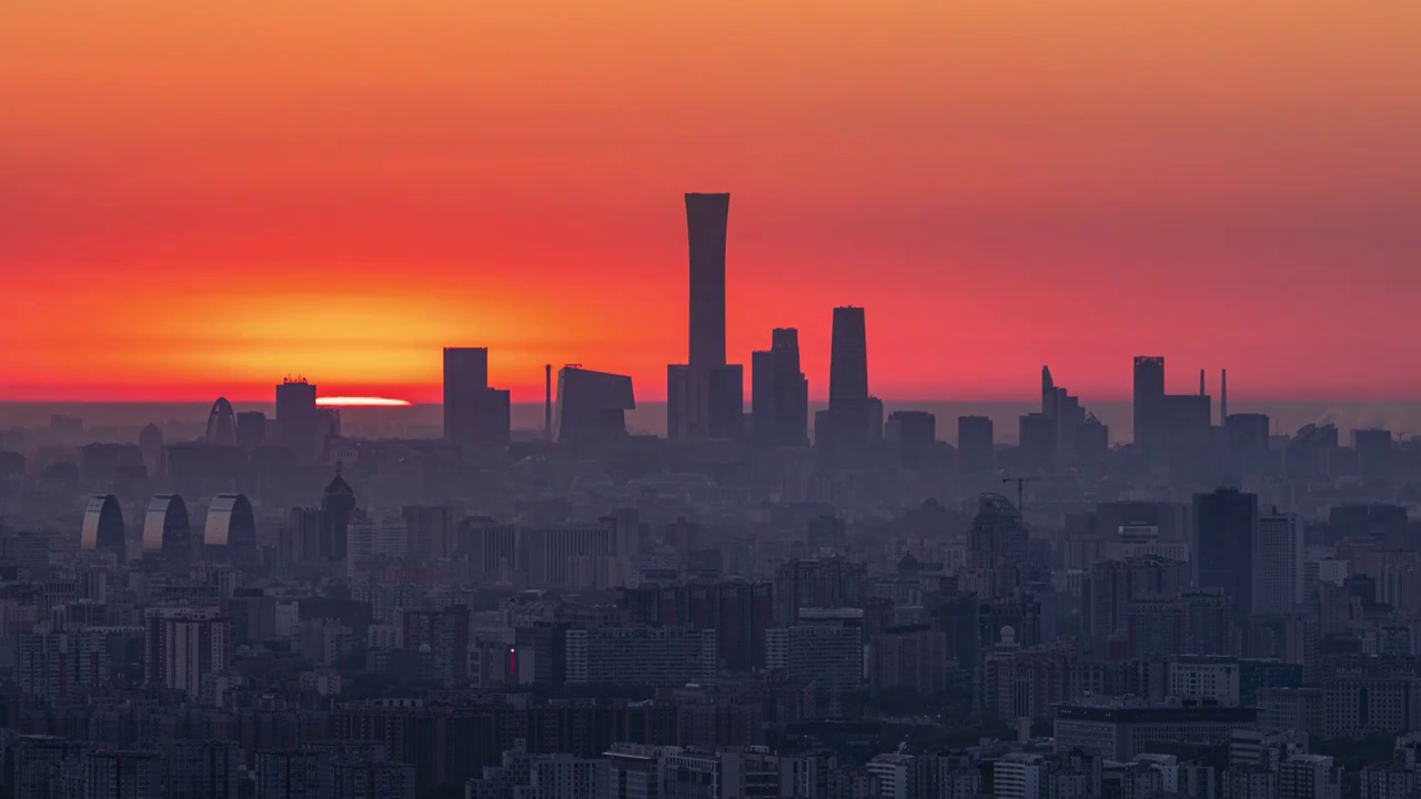 北京西山森林公园远观国贸中国尊日出延时视频素材