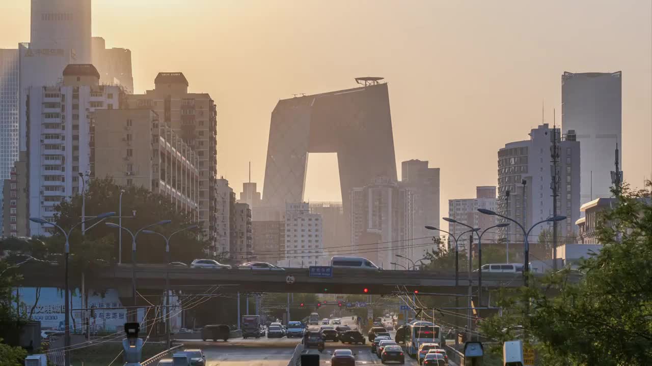 北京慈云寺桥拍摄央视大楼悬日金光穿洞视频素材