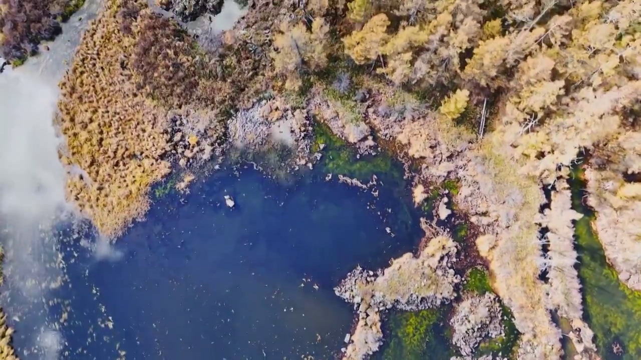 阿尔山秋天的湖水倒影视频素材