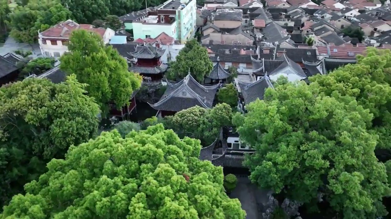 上海豫园城隍庙商城九曲桥日出阳光俯拍航拍视频素材