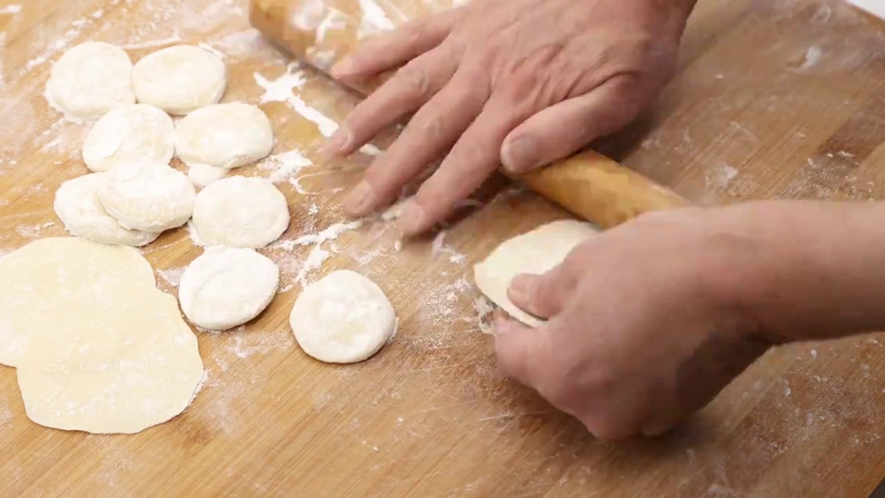 传统文化-家庭手工包饺子视频素材