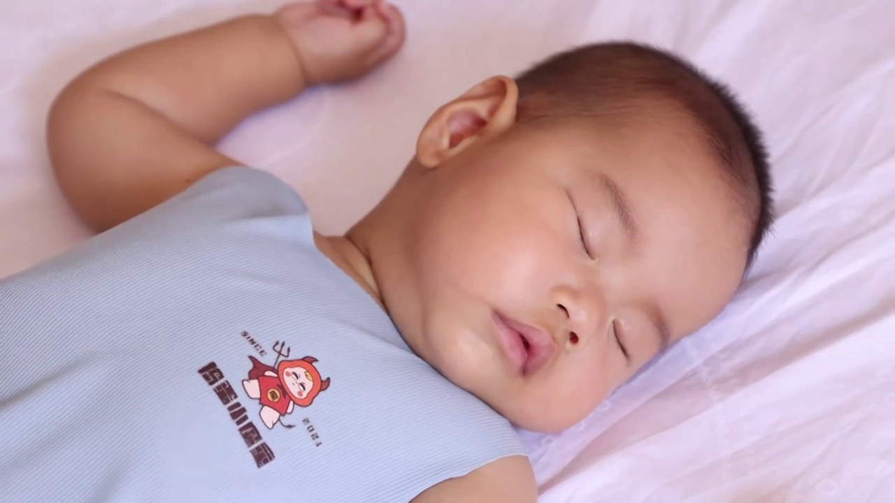 婴幼儿睡觉惊厥双手向上婴儿睡视频下载