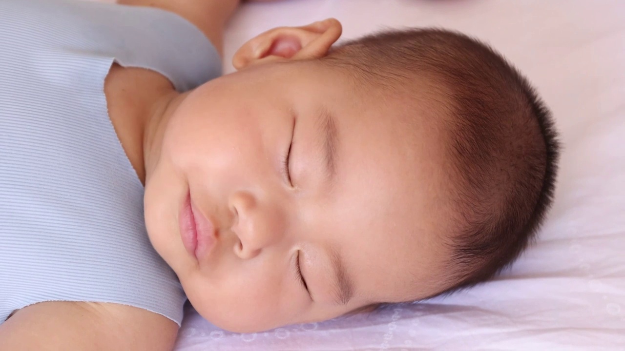 婴幼儿睡觉做梦吃奶吧唧嘴努嘴面部表情视频下载