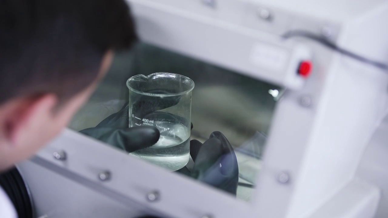 科技实验室化工厂容器药医学检测实验室玻璃器皿烧瓶烧杯试管医学研究科学技术液体微生物学健康分析按键器械视频下载