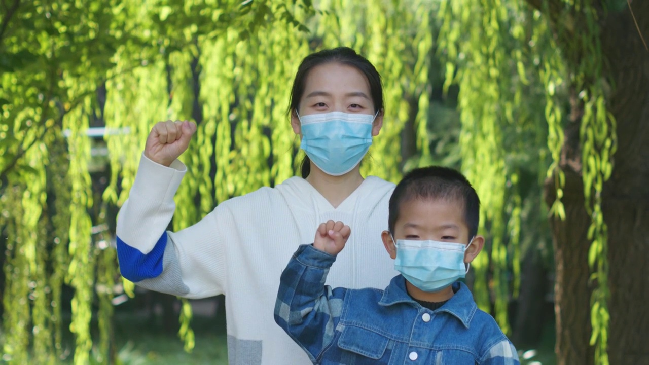 中国人母子戴口罩测温安全防护视频下载