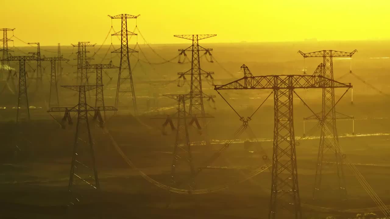 夕阳下输电塔航拍视频素材