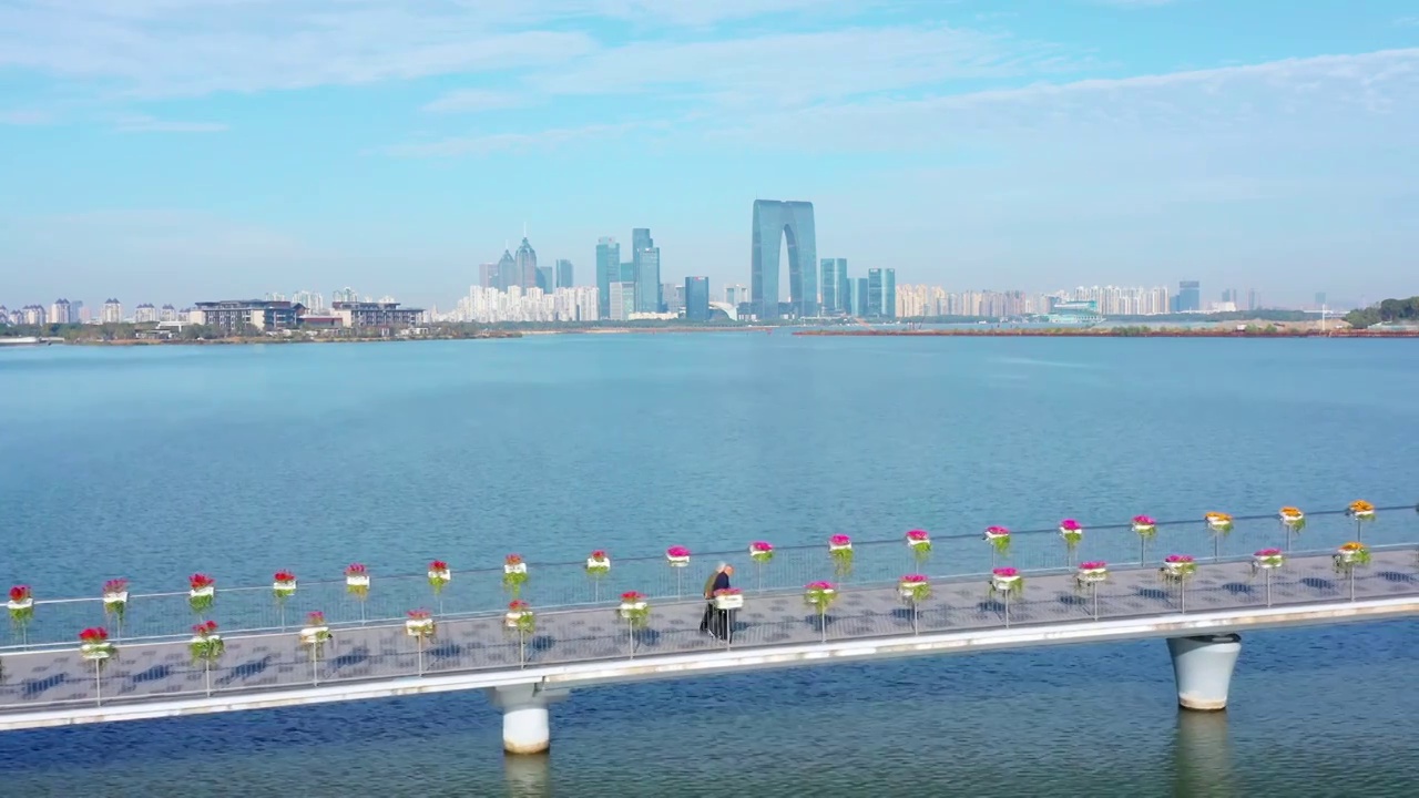 蓝天白云下的苏州园区金鸡湖栈桥航拍视频素材