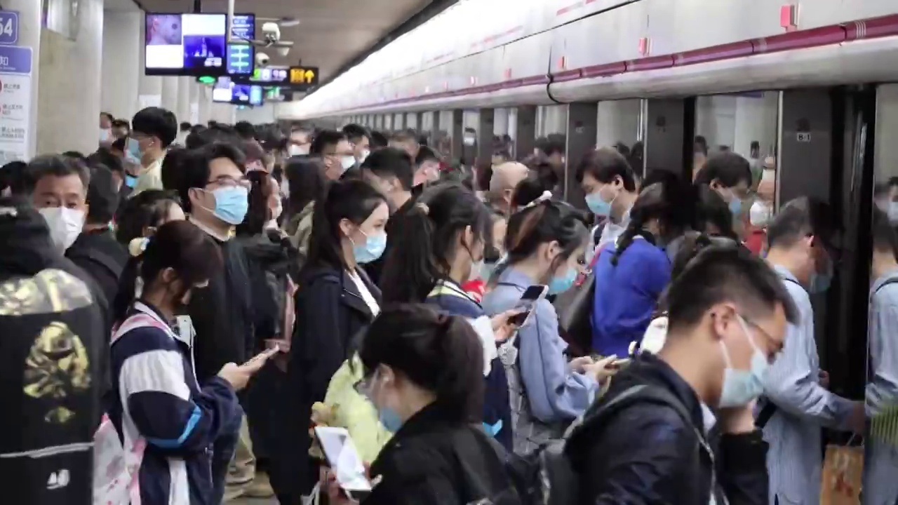 上海地铁站车站月台进出列车的人流人群视频下载