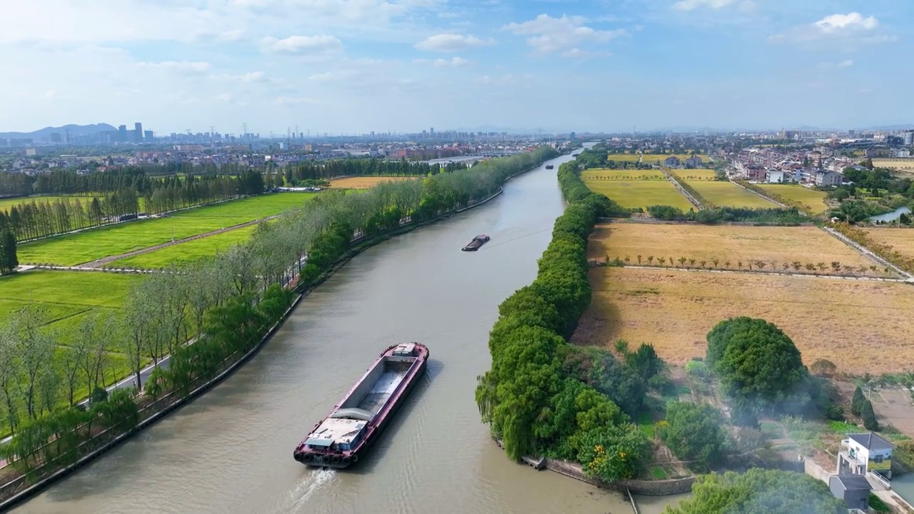 4K高空航拍稻田旁京杭大运河航道上的船只货轮视频下载