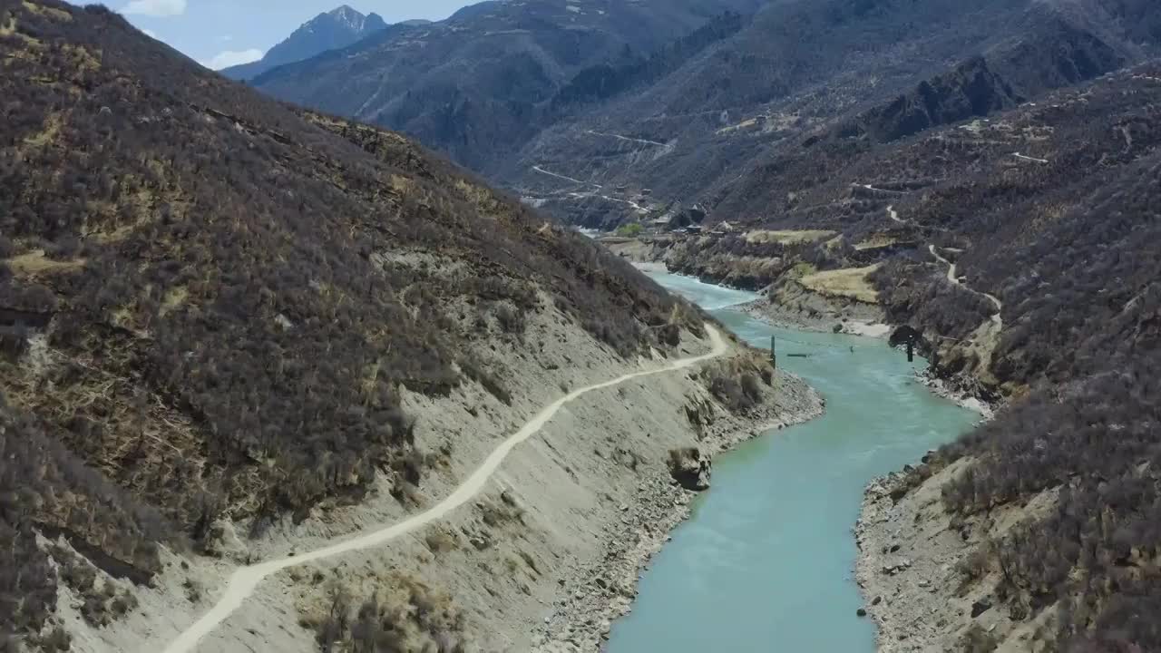 航拍四川白玉县和西藏江达县交界处的金沙江河谷风光视频下载