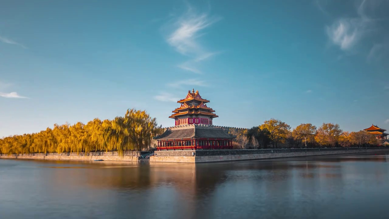 北京秋天蓝天白云下的故宫角楼视频素材