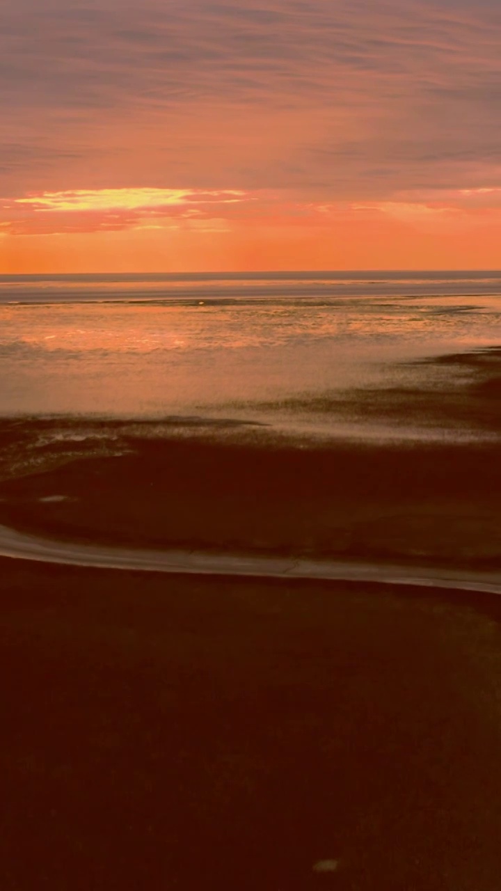 红海滩国家风景廊道，日落时的红海滩，夕阳下的沙滩，红海滩的航拍视角视频下载