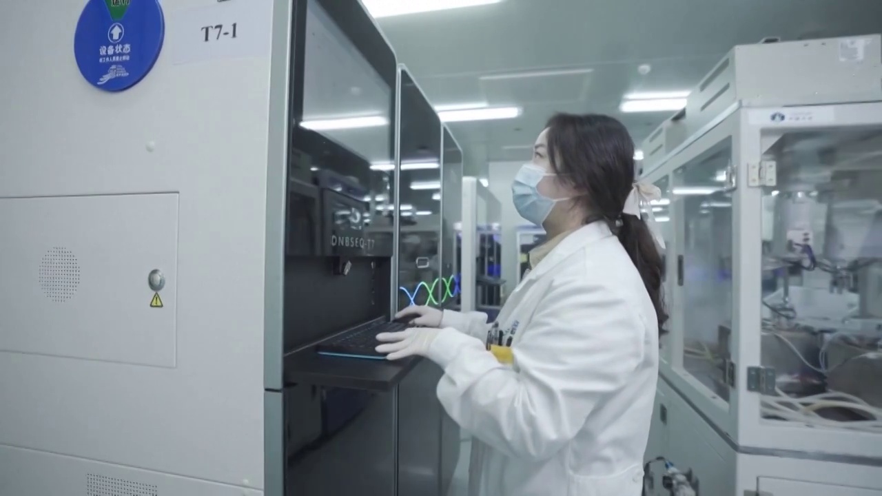 中国的科研人员在医疗科研机构内工作（合集）视频素材