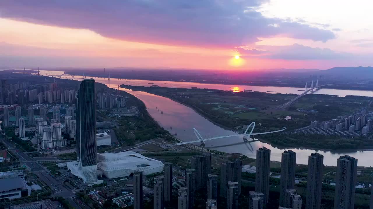 夕阳下的南京河西双子塔，南京眼步行桥，南京青奥中心，南京江心洲的风光视频素材