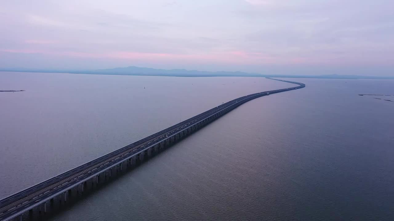 航拍日落时分蜿蜒的南京高淳石臼湖大桥风光视频素材