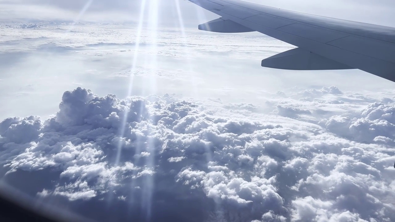 飞机云上飞行视频素材