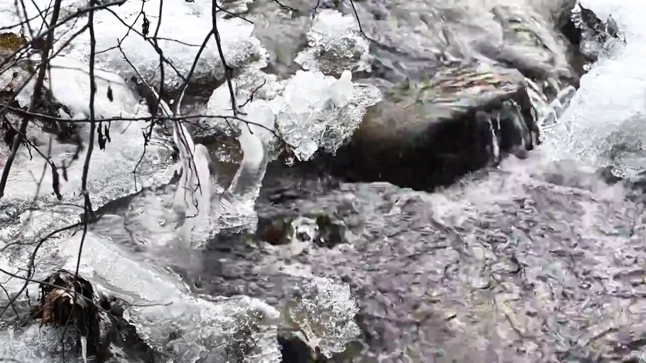 初冬结冰的河流视频素材