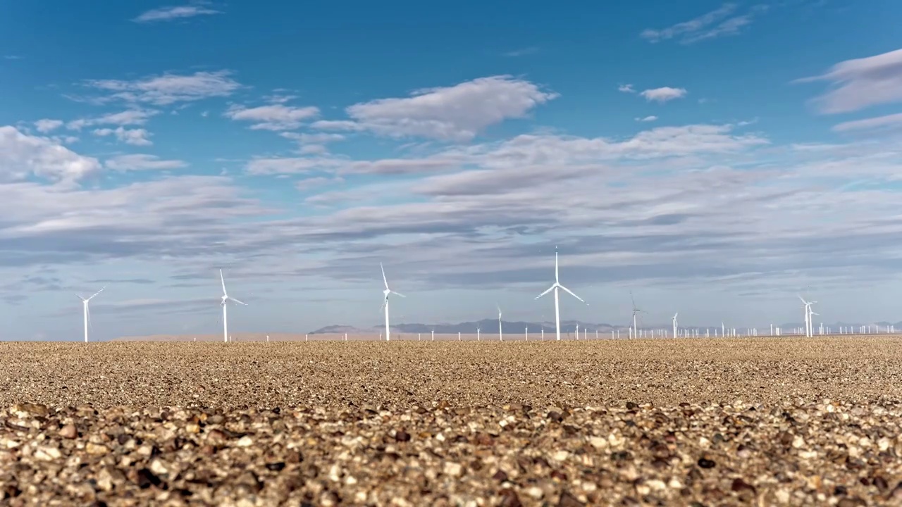 青海戈壁上的风力发电大风车延时视频下载