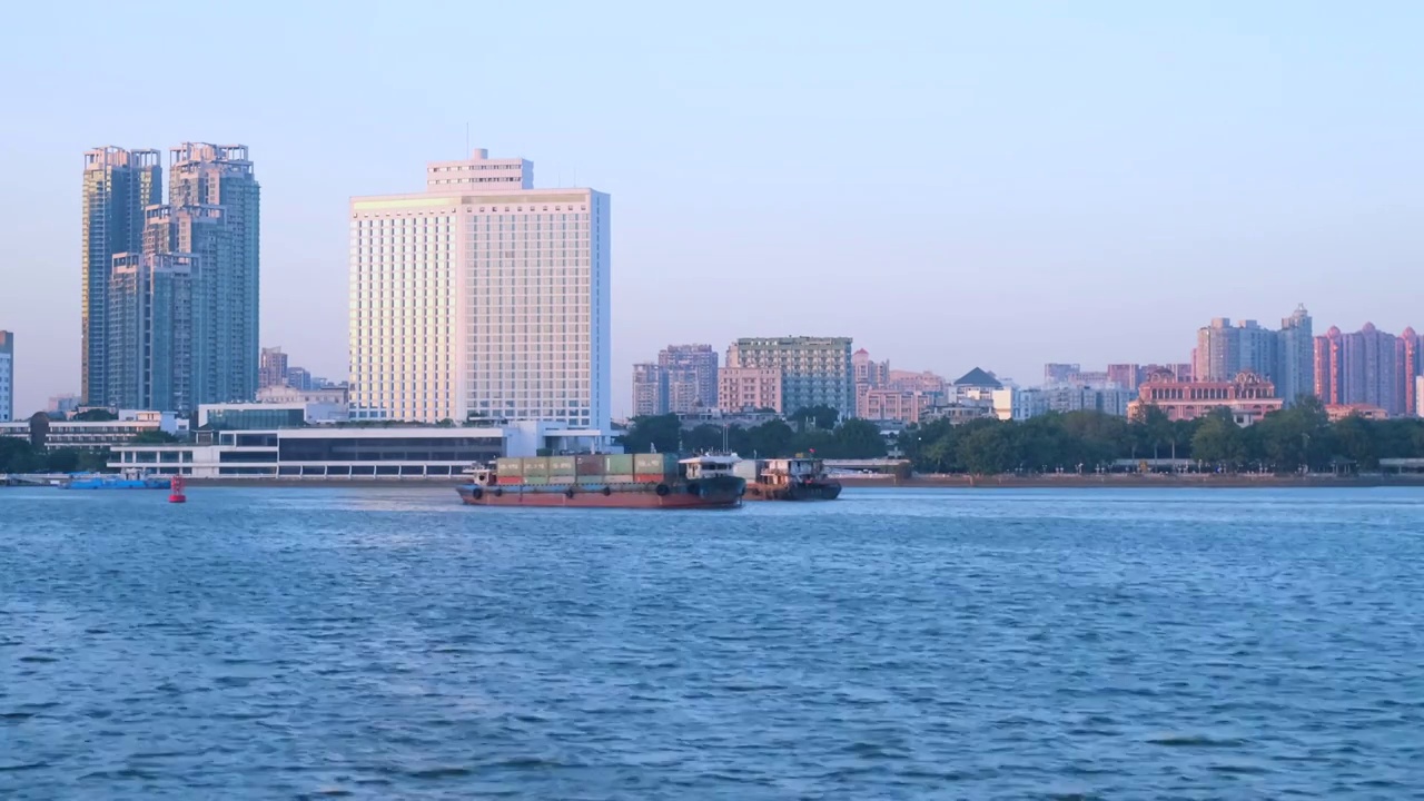 广州珠江岸白天鹅宾馆白色建筑与江上货船视频下载
