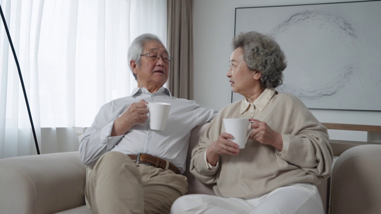 老年夫妇在家喝咖啡视频下载