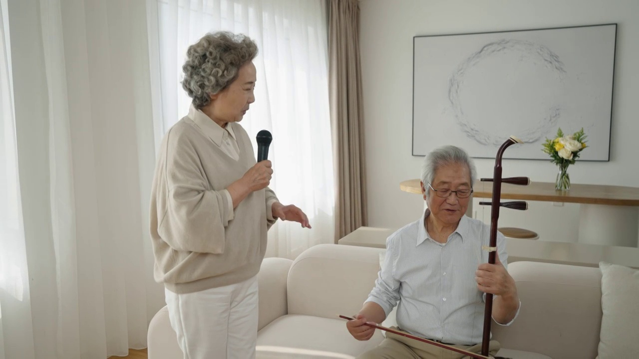 老年夫妇的休闲居家生活视频下载