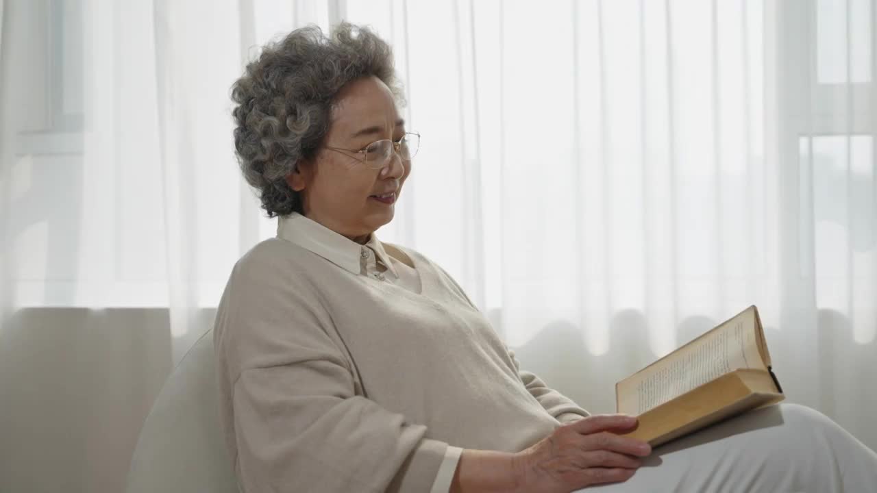 老年女子的美好阅读时光视频下载