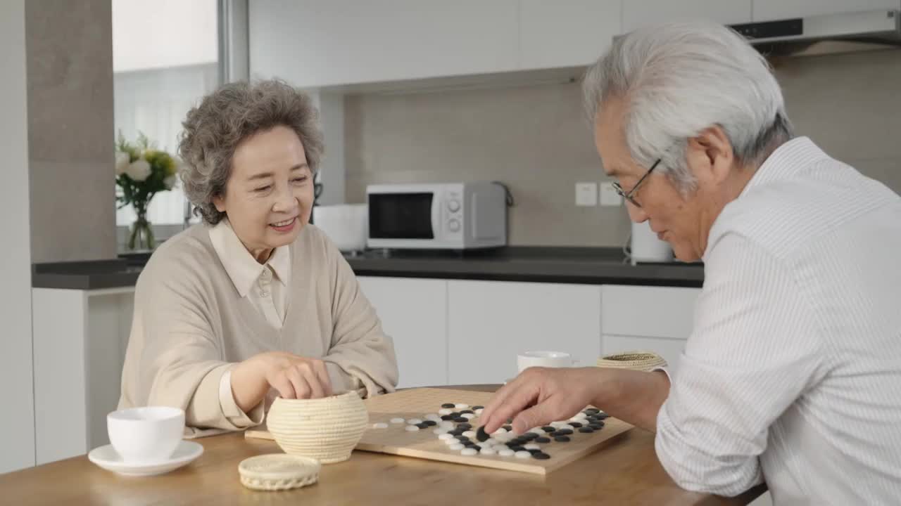 老年夫妇在家下围棋视频下载