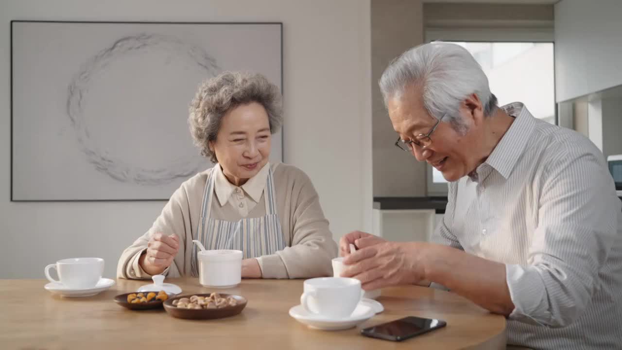 快乐的老年夫妇吃早餐视频下载