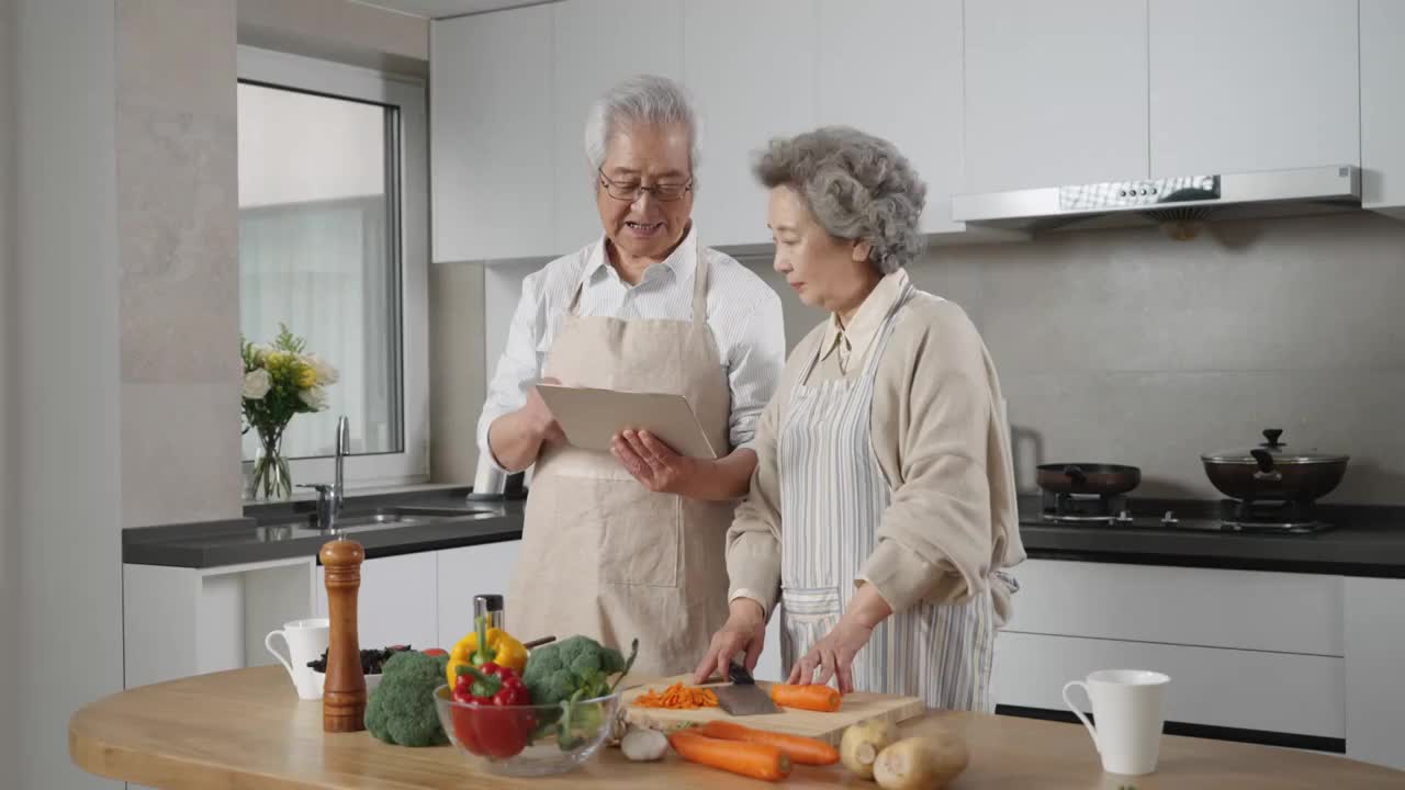 老年夫妇在厨房做饭视频下载