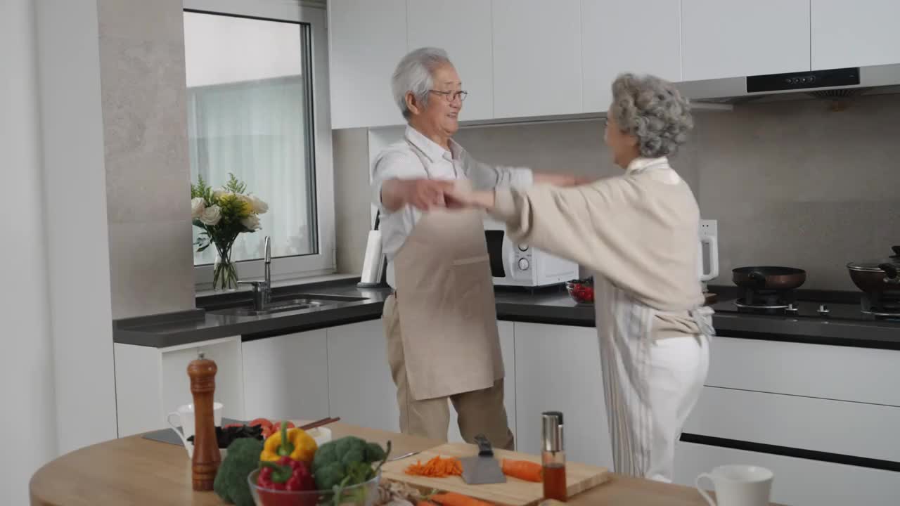 老年夫妇在厨房跳舞视频下载