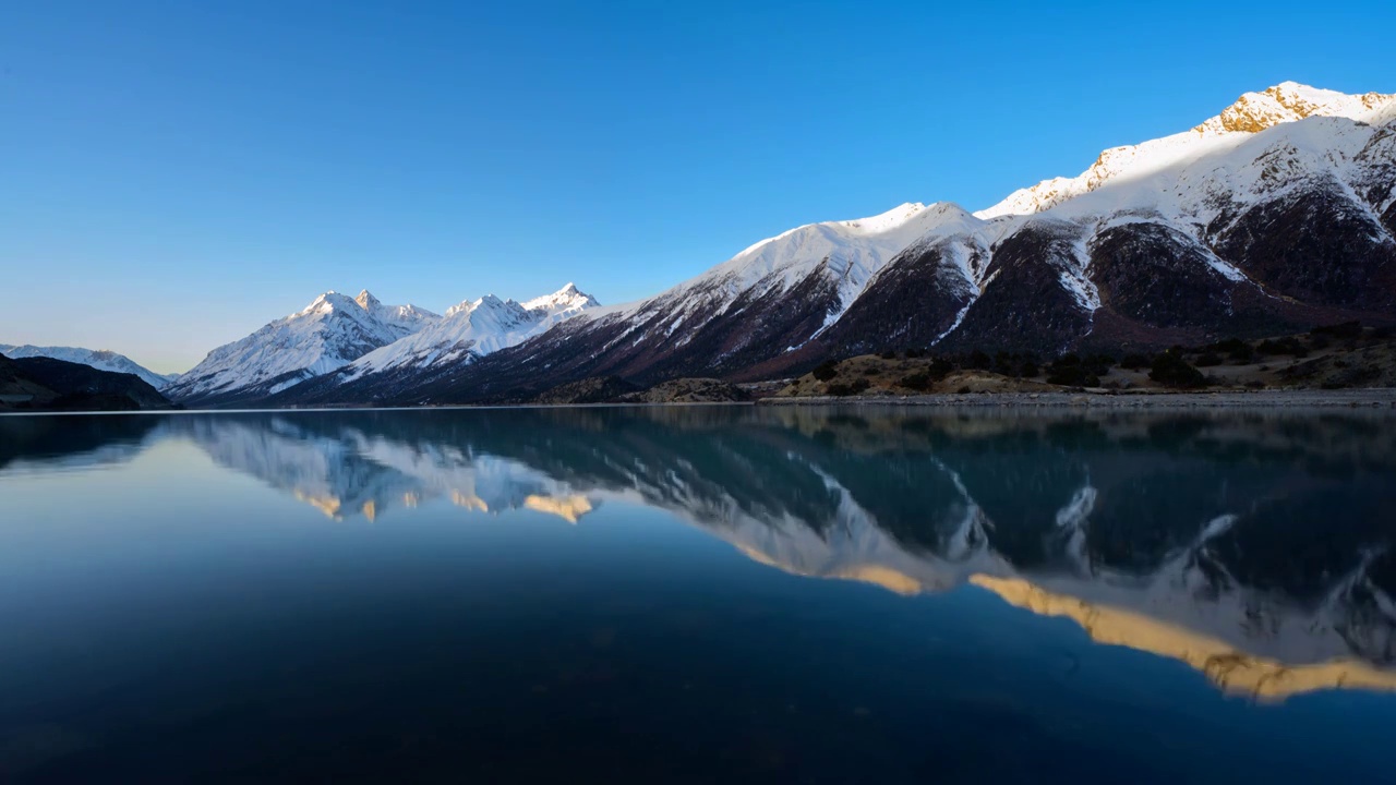西藏然乌湖雪后日照金山视频下载