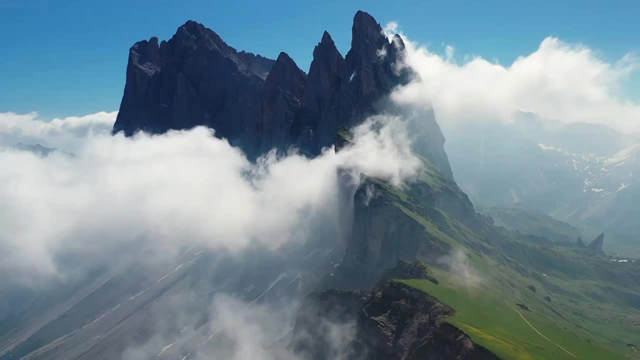 多洛米蒂刀背峰云海视频下载