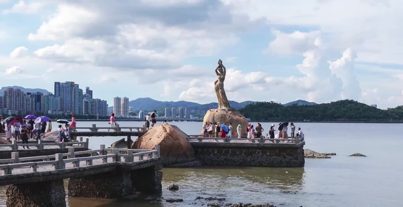 延时摄影广东珠海地标渔女前游客人群视频下载