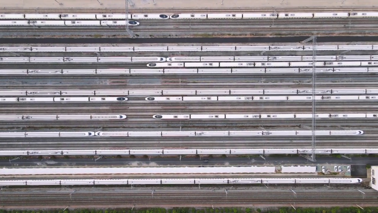 航拍城市高铁站交通轨道停靠的列车视频素材