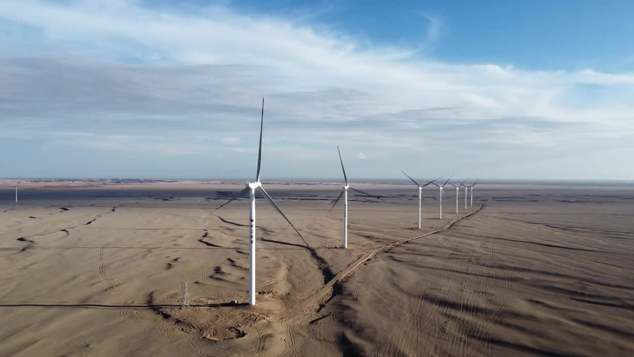 戈壁滩上的风力发电大风车视频素材