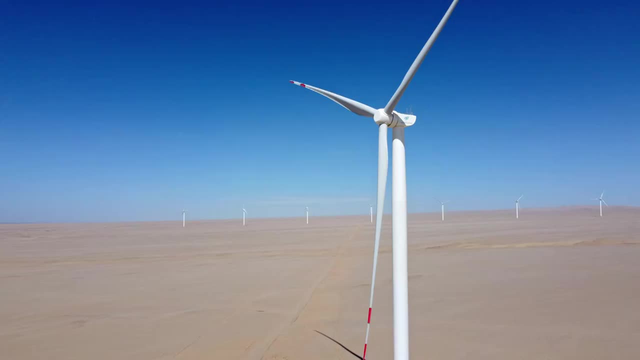 沙漠戈壁上的风力发电大风车（合集）视频素材